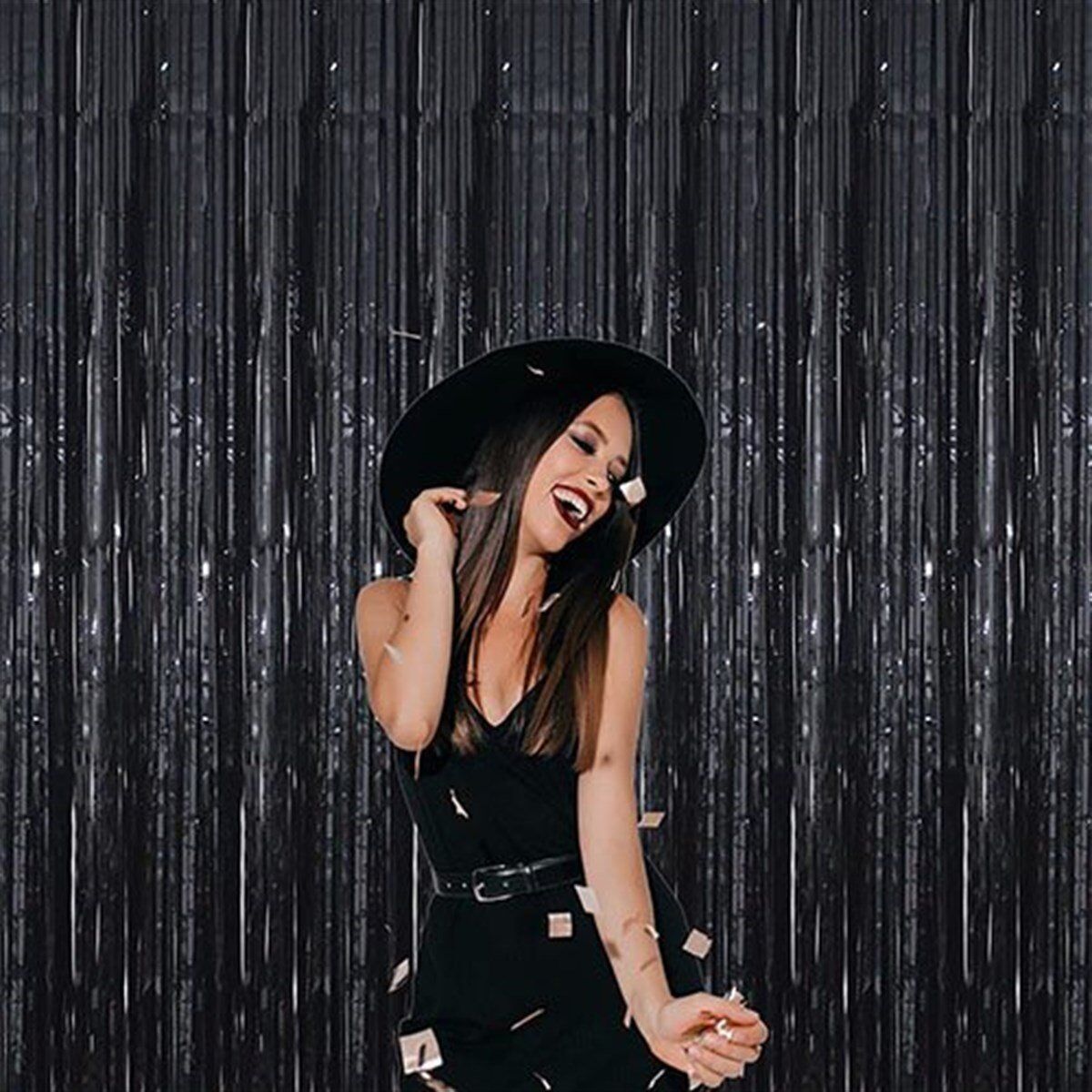 Siyah Arka Fon Duvar Perdesi 270 cm